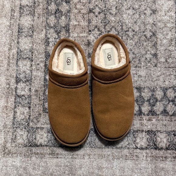 UGG Mini Slippers Size 8 - Picture 1 of 4